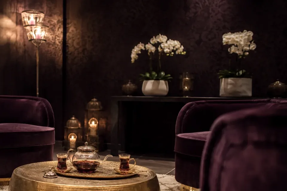 Elena Masaj Salonu, Küçükçekmece — bekleme salonu, koltuklar ve ışık